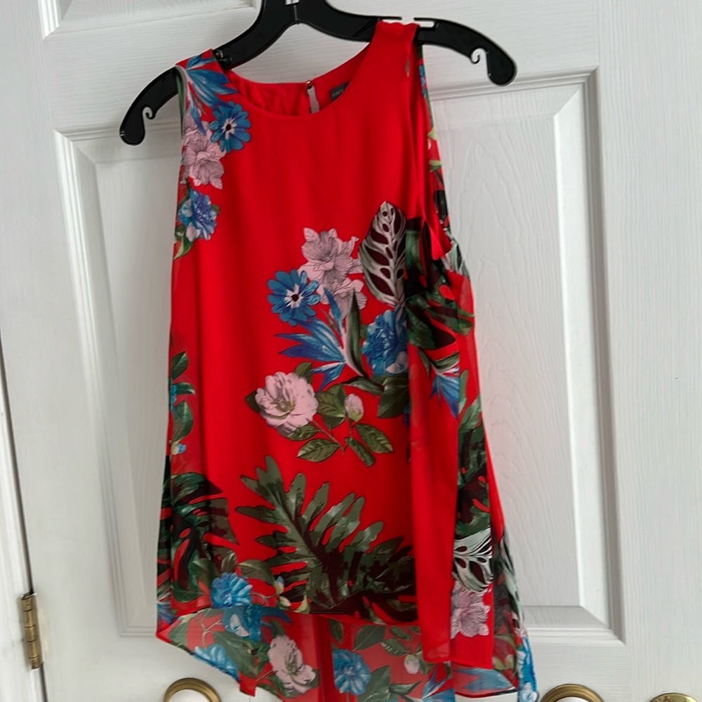 Vince Camuto floral/tropical top